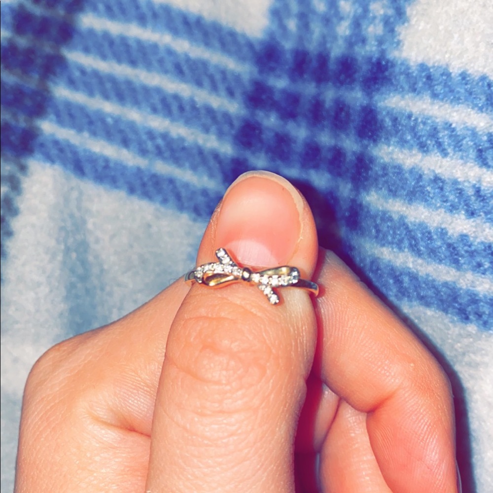 Bow ring. Gold size 7 1/3 of a diamond